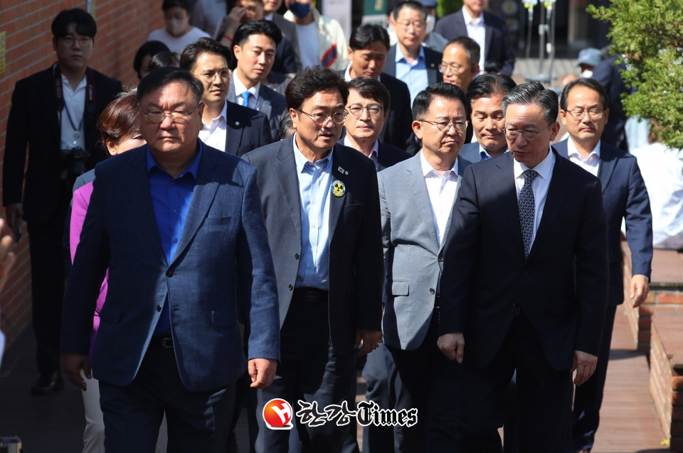 우원식 의원을 비롯한 더불어민주당 의원들이 22일 오전 서울 중랑구 녹색병원에서 입원한 이재명 더불어민주당 대표를 찾은 후 이동하고 있다. (사진=뉴시스)