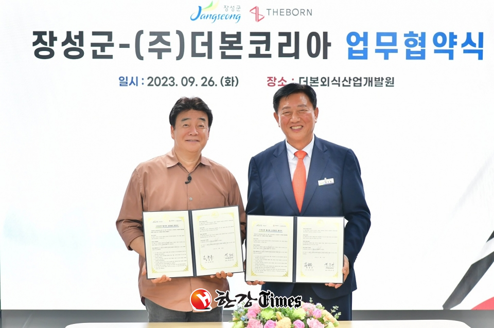 김한종 장성군수(오른쪽)가 26일 백종원 ㈜더본코리아 대표와 장성 특화음식 개발을 위한 업무협약을 체결하고 있다. (사진=장성군 제공)