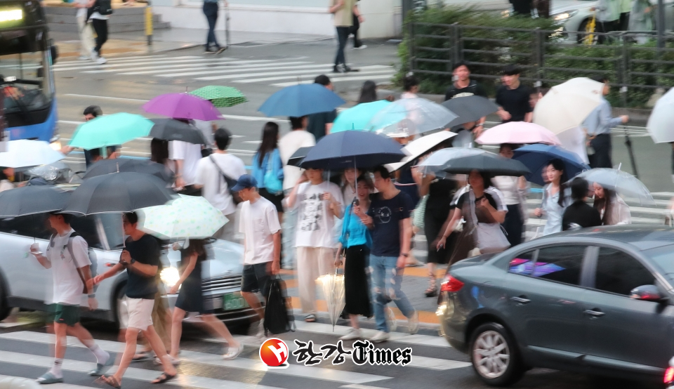 비가 내리는 29일 오후 서울 서초구 강남역 인근에서 시민들이 우산을 쓰고 퇴근하고 있다. (사진=뉴시스)