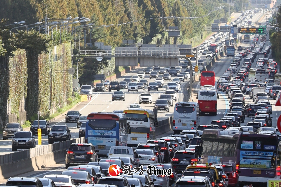 추석인 29일 오후 서울 잠원IC 인근 경부고속도로가 정체를 빚고 있다. (사진=뉴시스)
