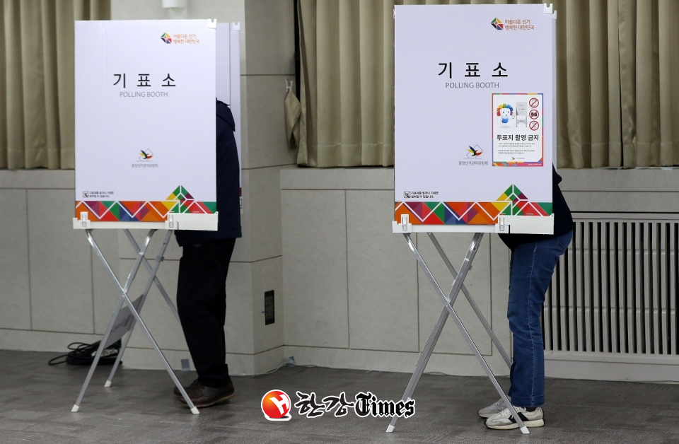 강서구청장 보궐선거 사전투표가 시작된 6일 오전 서울 강서구청 대회의실에 마련된 화곡 제6동 사전투표소에서 유권자가 기표를 하고 있다.(사진=뉴시스)