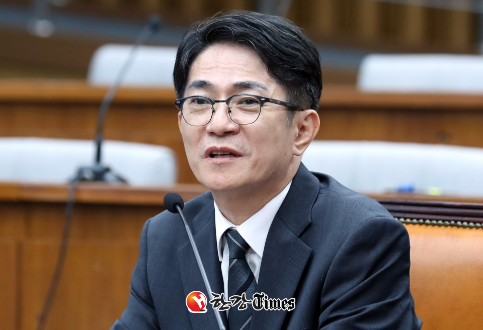이균용 대법원장 후보자가 20일 오후 서울 여의도 국회에서 열린 인사청문회에서 의원들의 질의에 답하고 있다. (사진=뉴시스)