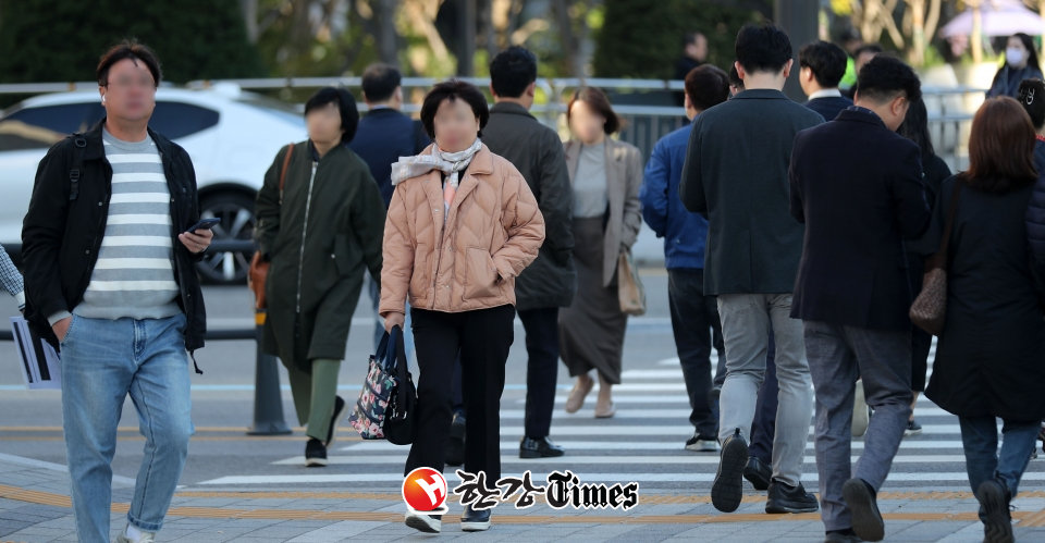 서울 아침 최저기온이 어제보다 5도 가량 낮아진 8도를 기록한 17일 오전 서울 세종로사거리에서 긴팔옷을 입은 시민들이 길을 걷고 있다. (사진=뉴시스)
