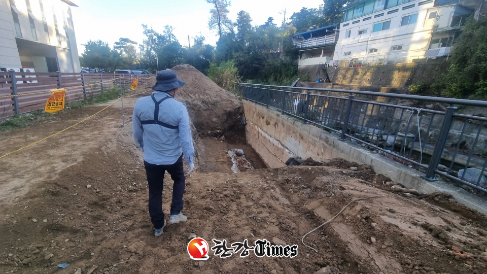 지난 17일 우이동 338번지 일대에서 민간인 희생자 유해 발굴작업이 진행되고 있다