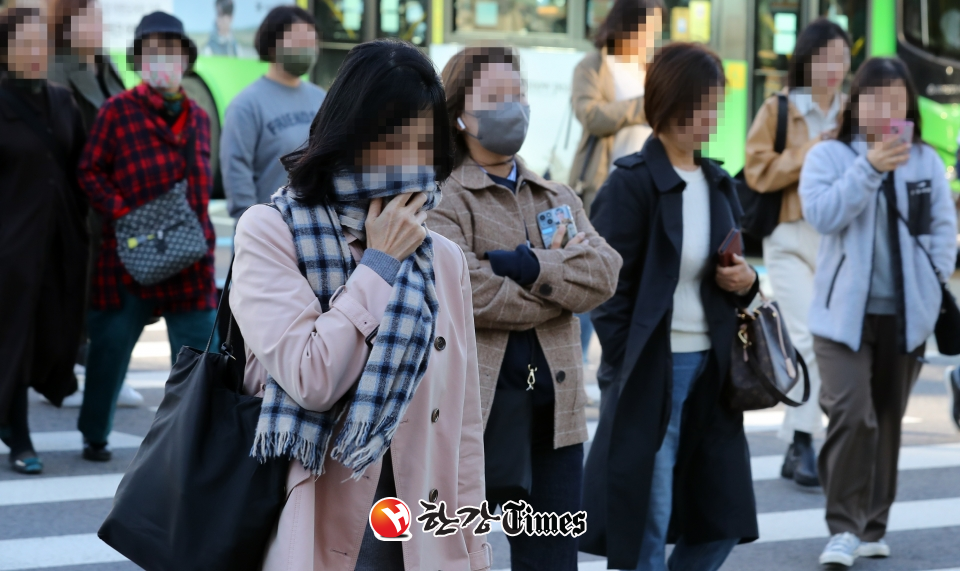 서울 아침 최저기온이 10도 아래로 내려간 20일 서울 광화문 네거리에서 시민들이 몸을 움츠린 채 출근하고 있다. (사진=뉴시스)