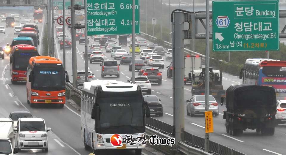 26일 서울 강변북로에서 제75주년 국군의 날 시가행진 도보부대 병력을 태운 버스행렬이 숭례문으로 향하고 있다.