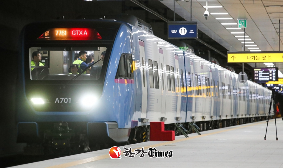 21일 오전 서울 강남구 수서역 SRT 승강장에서 GTX-A 철도차량이 동탄 구간까지 시운전 되고 있다. (사진=뉴시스)