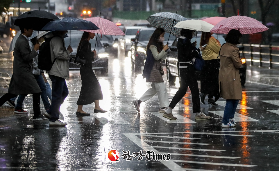 비가 내린 19일 서울 강남구 코엑스 인근에서 우산을 쓴 시민들이 이동하고 있다. (사진=뉴시스)