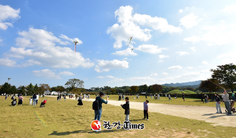 완연한 가을 날씨를 보인 지난 15일 경북 경주 첨성대 인근 동부사적지에서 시민들이 연을 날리고 있다. (사진=뉴시스)