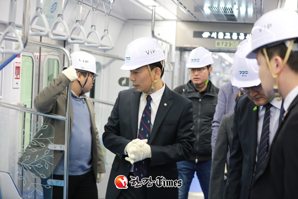 김용민 의원이 관계자들과 8호선 별내선 연장 사업 현장을 점검하고 있다.