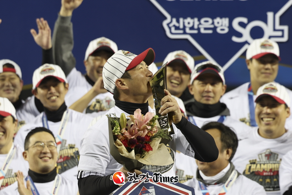 5차전 kt 위즈와 LG 트윈스의 경기. 6대2로 LG 트윈스의 승리. 통합스코어 4대1로 한국시리즈 우승을 차지한 LG 트윈스 선수들이 시상식에서 한국시리즈 MVP를 차지한 오지환이 트로피에 키스를 하고 있다.