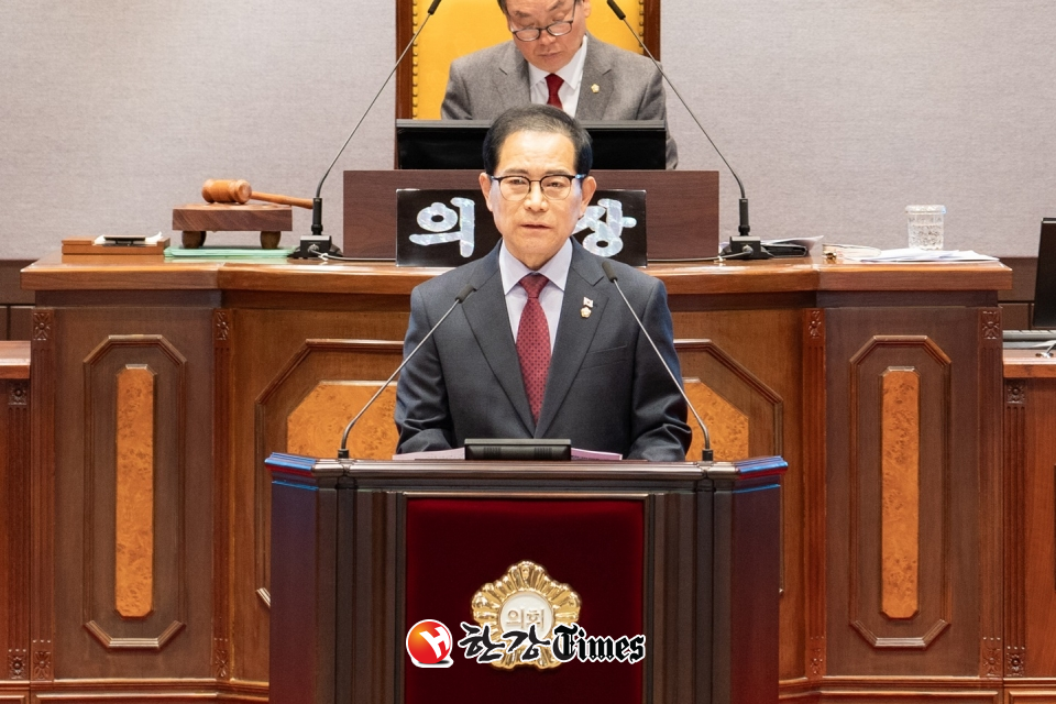 강남구의회 강을석 의원이 5분 자유발언에 나서고 있다