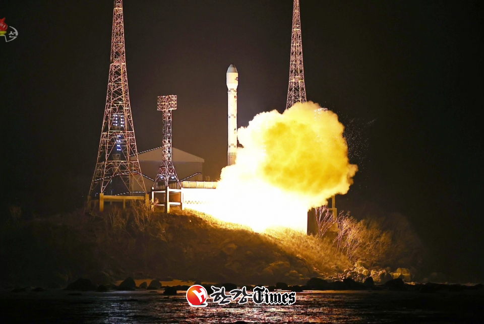 북한이 21일 오후 10시 42분께 평안북도 철산군 서해위성발사장에서 신형위성운반로케트 '천리마-1'형에 정찰위성 '만리경-1'호를 탑재해 성공적으로 발사했다고 조선중앙TV가 22일 보도했다. (사진=뉴시스)