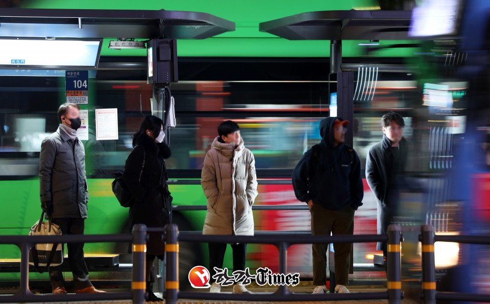 서울 종로구 세종대로 사거리에서 시민들이 버스를 기다리고 있다. (사진=뉴시스)
