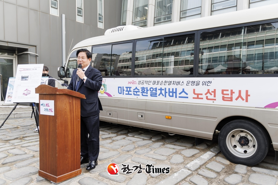 지난 3월 박강수 구청장이 마포순환열차버스 노선 답사 시작에 앞서 사업 설명을 하고 있다