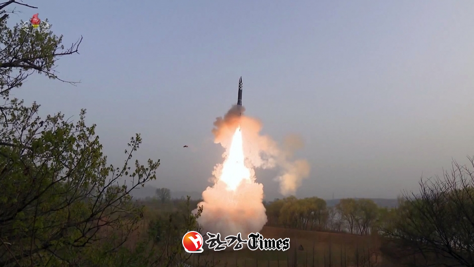 북한이 18일 오전 장거리탄도미사일로 추정되는 미사일을 발사했다. 사진은 지난 4월 대륙간탄도미사일(ICBM) '화성-18' 시험발사 모습 (사진=조선중앙TV 캡쳐)