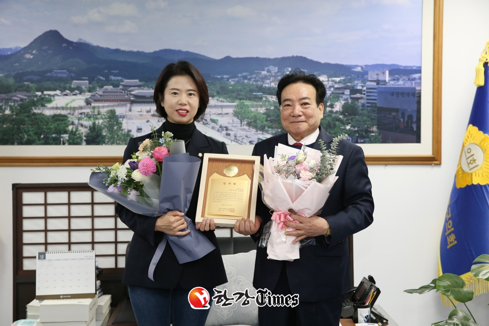 김하영 종로구의회 건설복지위원장(왼쪽)이 중소기업중앙회로부터 감사패를 전달받고 있다.