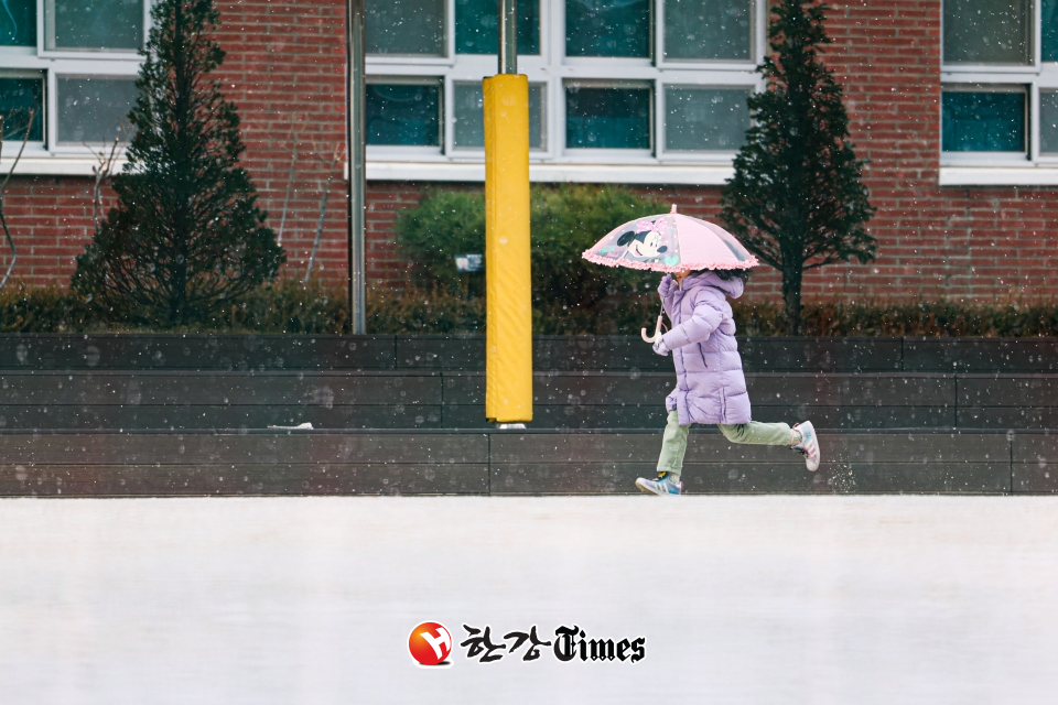 서울을 비롯한 중부지방에 눈이 내리는 19일 오후 서울 시내 한 초등학교에서 어린이가 눈쌓인 운동장을 달리고 있다. (사진=뉴시스)