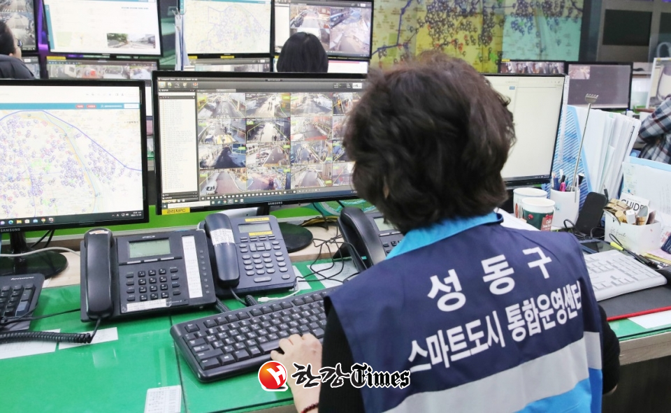성동구청 스마트도시 통합운영센터 직원이 성수동에 설치된 인파감지 CCTV를 확인하고 있다.