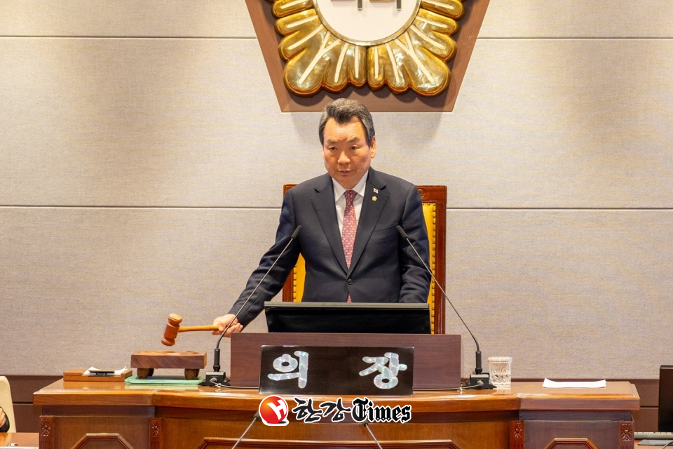 강남구의회 김형대 의장이 37일간의 제315회 제2차 정례회 마무리하고 폐회를 선언하고 있다.