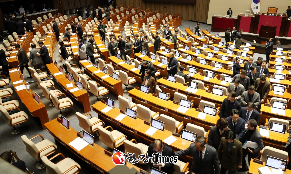 국회의원들이 21일 오후 서울 여의도 국회에서 열린 제411회국회(임시회) 제2차 본회의를 마친 후 본회의장을 빠져 나가고 있다. (사진=뉴시스)
