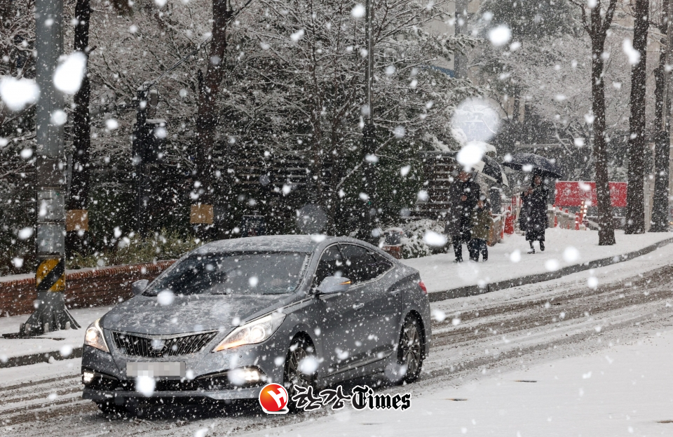 서울 전역에 눈이 내리고 있는 30일 서울 중구 명동 거리에서 시민들이 내리는 눈을 맞으며 발걸음을 재촉하고 있다. (사진=뉴시스)