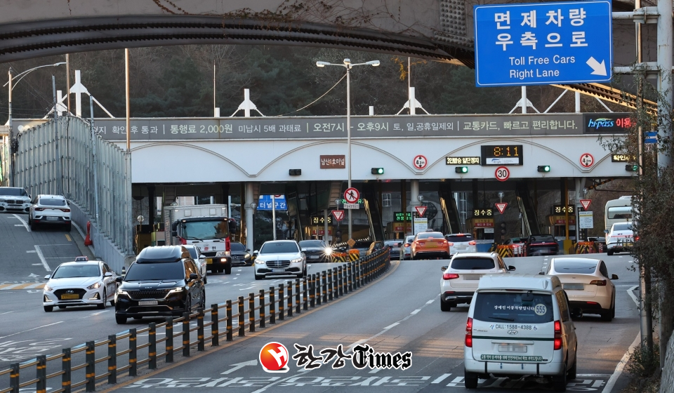 서울시가 15일부터 남산 1·3호 터널 외곽방향 혼잡통행료를 징수하지 않기로 했다 (사진=뉴시스)