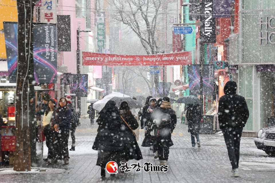 서울 전역에 눈이 내리고 있는 지난달 30일 서울 중구 명동 거리에서 시민들이 내리는 눈을 맞으며 발걸음을 재촉하고 있다. (사진=뉴시스)