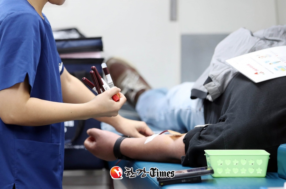 광주 북구청 광장에서 열린 사랑의 헌혈 행사에서 구청과 동 행정복지센터 직원들이 헌혈을 하고 있다. (사진=광주 북구 제공)