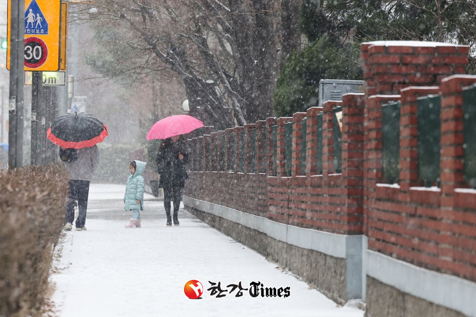서울을 비롯한 수도권에 대설주의보가 내려진 9일 오전 서울 강남역 인근에 눈이 내리고 있다. (사진=뉴시스)