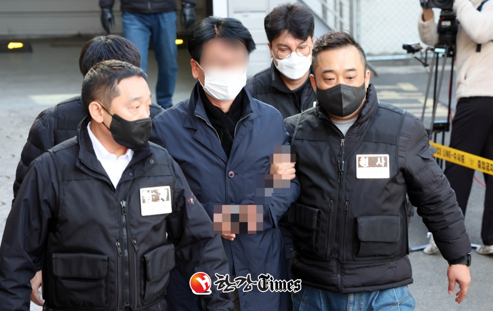 이재명 더불어민주당 대표를 흉기로 찌른 혐의로 검거된 김모(67)씨가 구속전피의자심문(영장실질심사)를 받기 위해 4일 오후 부산 연제구 연제경찰서를 나서 호송차량으로 이동하고 있다. (사진=뉴시스)