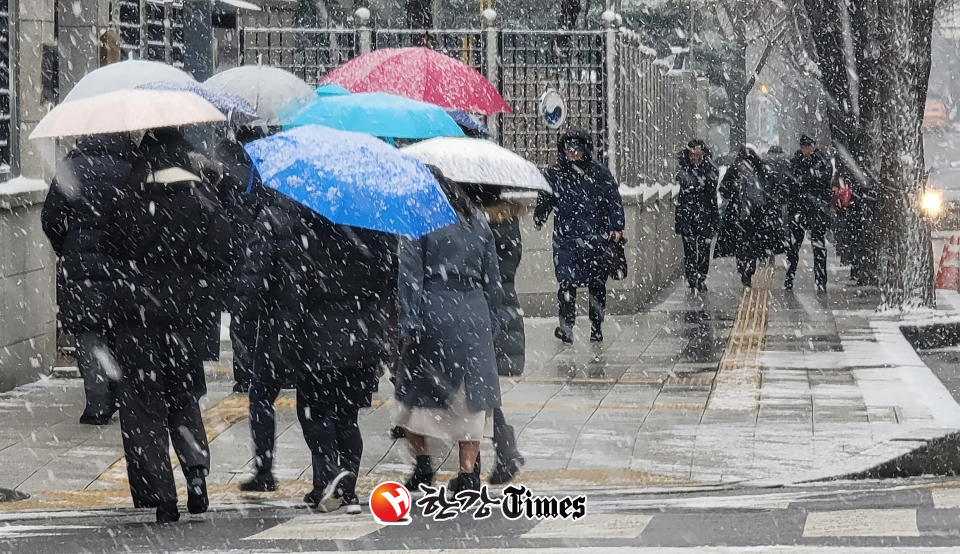 중부지방 대부분에 대설예비특보가 내려진 9일 서울 종로구 광화문에서 직장인들이 우산을 쓰고 걷고 있다. (사진=뉴시스)