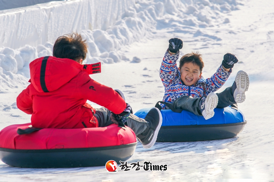 10일, 동대문구 눈썰매장을 찾은 아이들이 겨울의 즐거움을 만끽하고 있다