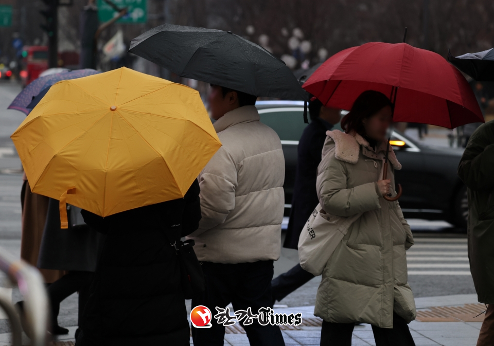 전국 대부분 지역에 눈과 비가 내린 지난 14일 오전 서울 종로구 광화문 광장에서 우산을 쓴 사람들이 걸어가고 있다. (사진=뉴시스)