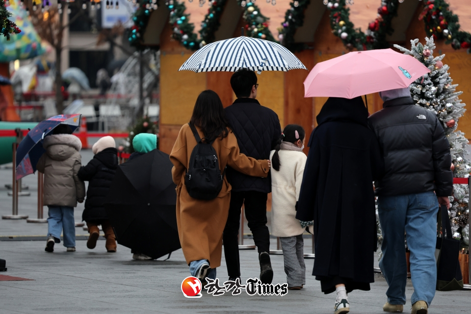 전국 대부분 지역에 눈과 비가 내린 14일 오전 서울 종로구 광화문 광장에서 우산을 쓴 사람들이 걸어가고 있다. (사진=뉴시스)
