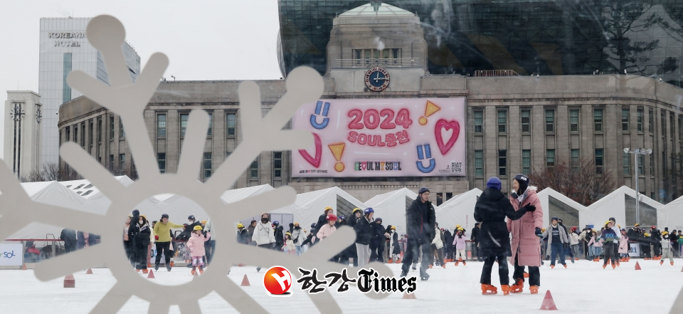 낮 기온이 평년보다 높고, 흐리고 포근한 날씨를 보인 지난 21일 서울 중구 서울광장 스케이트장에서 시민들이 스케이트를 타며 휴일을 즐기고 있다. (사진=뉴시스)