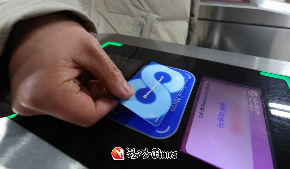 서울 중구 시청역에서 시민이 기후동행카드를 사용해 지하철을 이용하고 있다. (사진=뉴시스)