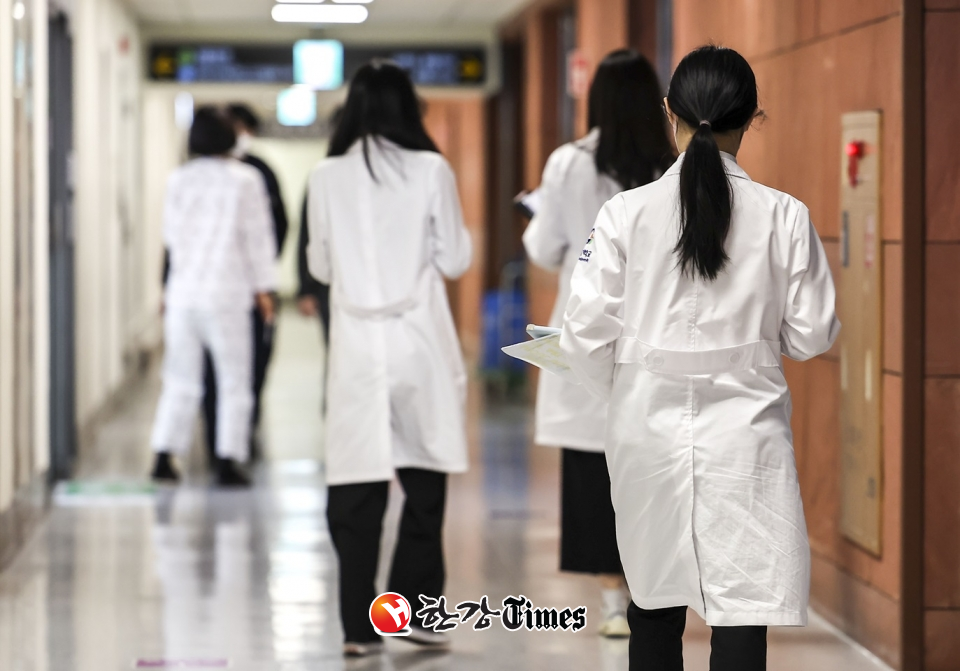 지난 8일 서울시내 한 대학병원에 의사들이 이동하고 있다. (사진은 기사와 직접 관련이 없습니다.) (사진=뉴시스)