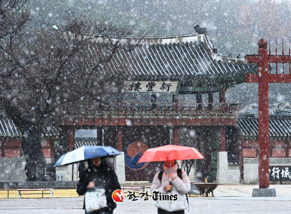 지난 15일 경기도 수원시 팔달구 화성행궁에서 시민들이 펑펑 내리는 눈을 맞으며 걷고 있다. (사진=뉴시스)