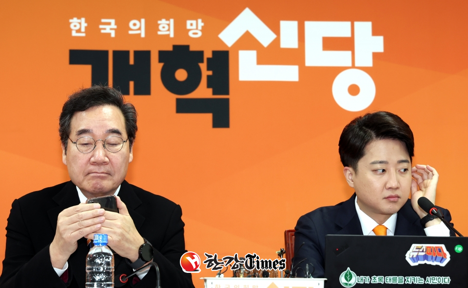 개혁신당 이준석(오른쪽), 이낙연 공동대표가 19일 오전 서울 여의도 국회에서 열린 최고위원회의에 참석하고 있다. (사진=뉴시스)