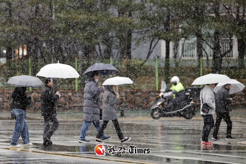 눈이 내리고 있는 지난 15일 서울 문래동 거리에서 시민들이 길을 걷고 있다. (사진=뉴시스)