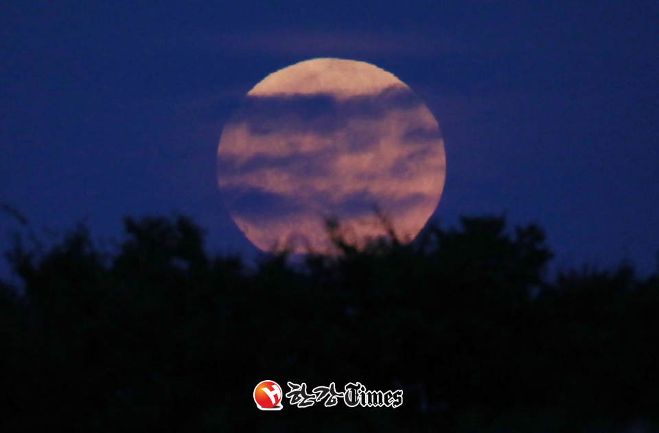 추석인 지난해 9월 29일 저녁 서울 하늘에 보름달이 떠있다. (사진=뉴시스)