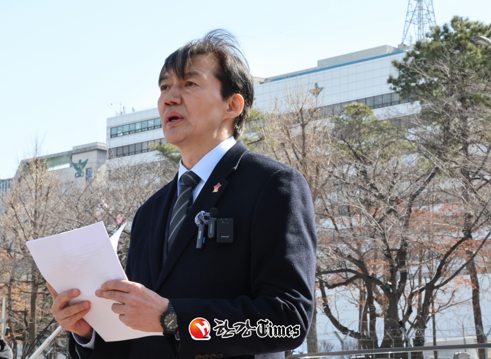 조국 전 법무부 장관이 23일 오후 서울 용산구 대통령실 앞에서 기자회견을 하고 있다. (사진=뉴시스)