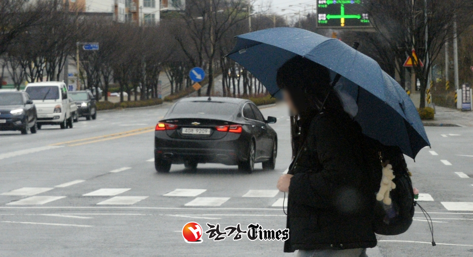 연일 쌀쌀한 봄비가 내리고 있는 지난 21일 전북 전주시 덕진구 가련산로에서 시민들이 우산으로 비를 피하며 길을 지나고 있다. (사진=뉴시스)