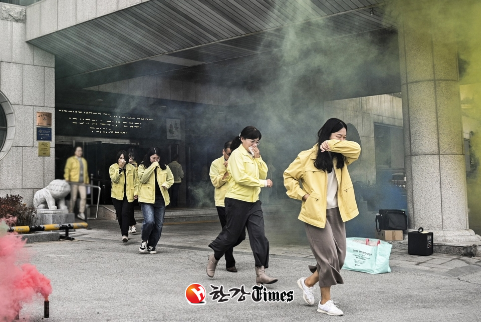 북 음성군청 직원들이 1일 진행된 화재 대비 대응능력 강화를 위한 민방위훈련에서 대피 유도요원의 안내에 따라 신속히 대피하고 있다. (사진=음성군 제공)