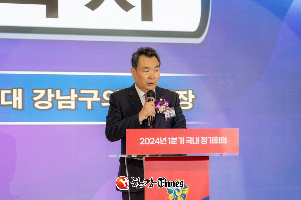 지난 6일 엘리에나 호텔에서 진행된 ‘민주평통 강남구협의회 1분기 정기회의’에서 강남구의회 김형대 의장이 축사를 하고 있다.