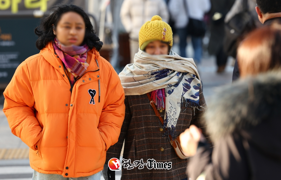 서울의 아침 기온이 영하권으로 떨어지며 쌀쌀한 날씨를 보인 8일 오전 서울 종로구 세종대로 사거리에서 두꺼운 외투를 입은 시민들이 발걸음을 옮기고 있다. (사진=뉴시스)