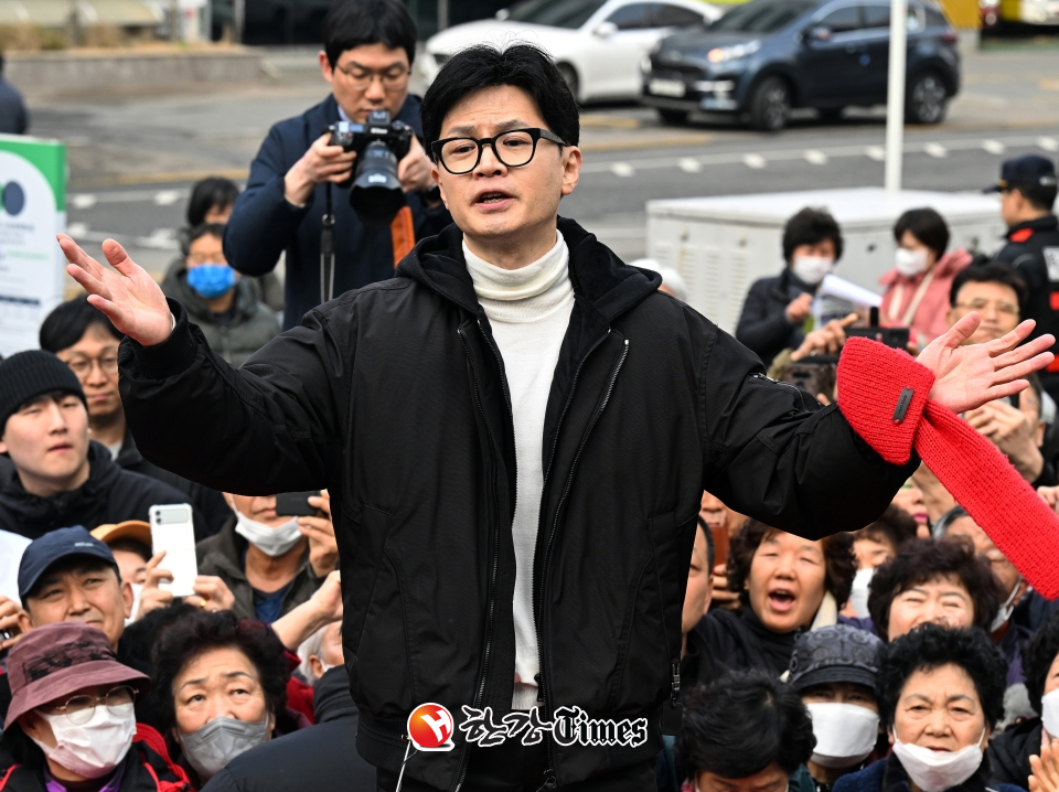 한동훈 국민의힘 비상대책위원장이 12일 오후 서울 영등포구 타임스퀘어 광장에서 시민들에게 지지를 호소하고 있다. (사진=뉴시스)