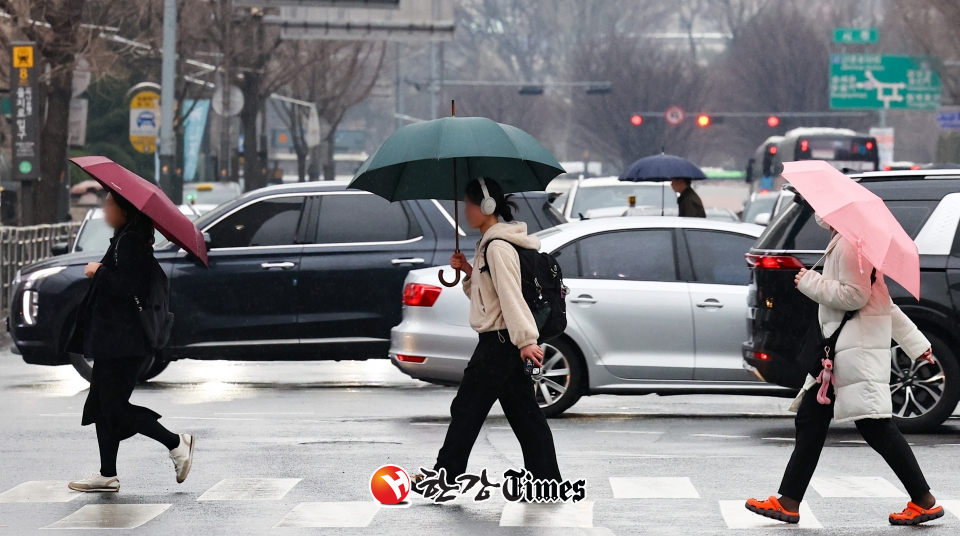 비가 내린 지난 12일 오전 서울 중구 을지로에서 우산을 쓴 시민들이 발걸음을 옮기고 있다. (사진=뉴시스)
