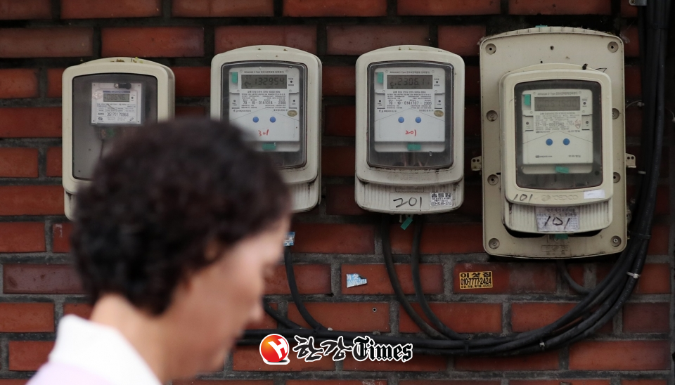 21일 한국전력은 올해 2분기 전기요금을 동결한다고 밝혔다. 서울 중구 한 주택가에 전자식 전력량계가 설치돼 있다. (사진=뉴시스)